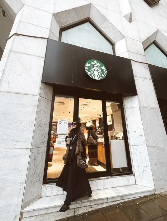 Selain memakai pakaian putih, Camelia Putri juga memilih look all black. Dengan maxi dress dan jaket aksen faux fur. [Foto: @cameliaputricp]