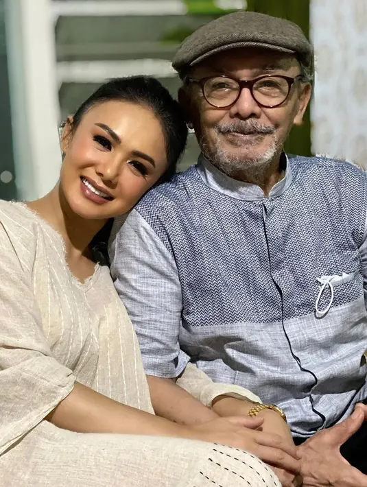 Yuni Shara terakhir bertemu sang ayah pada Juni silam. Saat itu ia sedang kerja di Bali, Yuni Shara pun menyempatkan diri bertemu dengan ayahnya. (Foto: instagram.com/yunishara36)