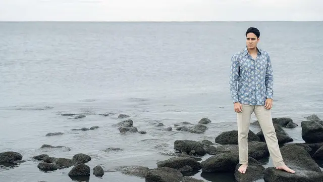 6 Gaya Pemotretan Angela Gilsha dan Mischa di Pantai, Bak Prewedding