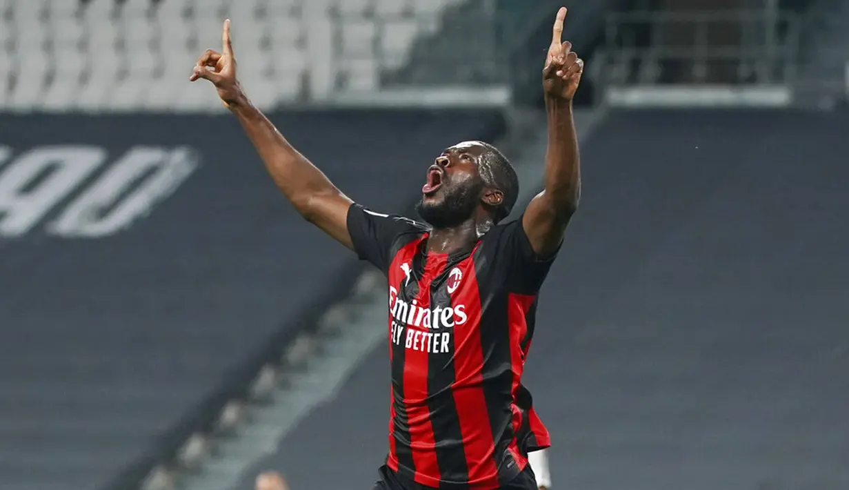 Pemain AC Milan Fikayo Tomori melakukan selebrasi usai mencetak gol ke gawang Juventus pada pertandingan Liga Italia di Allianz Stadium, Turin, Italia, Minggu (9/5/2021). Juventus kalah 0-3 dan tergusur dari empat besar klasemen. (Spada/LaPresse via AP)