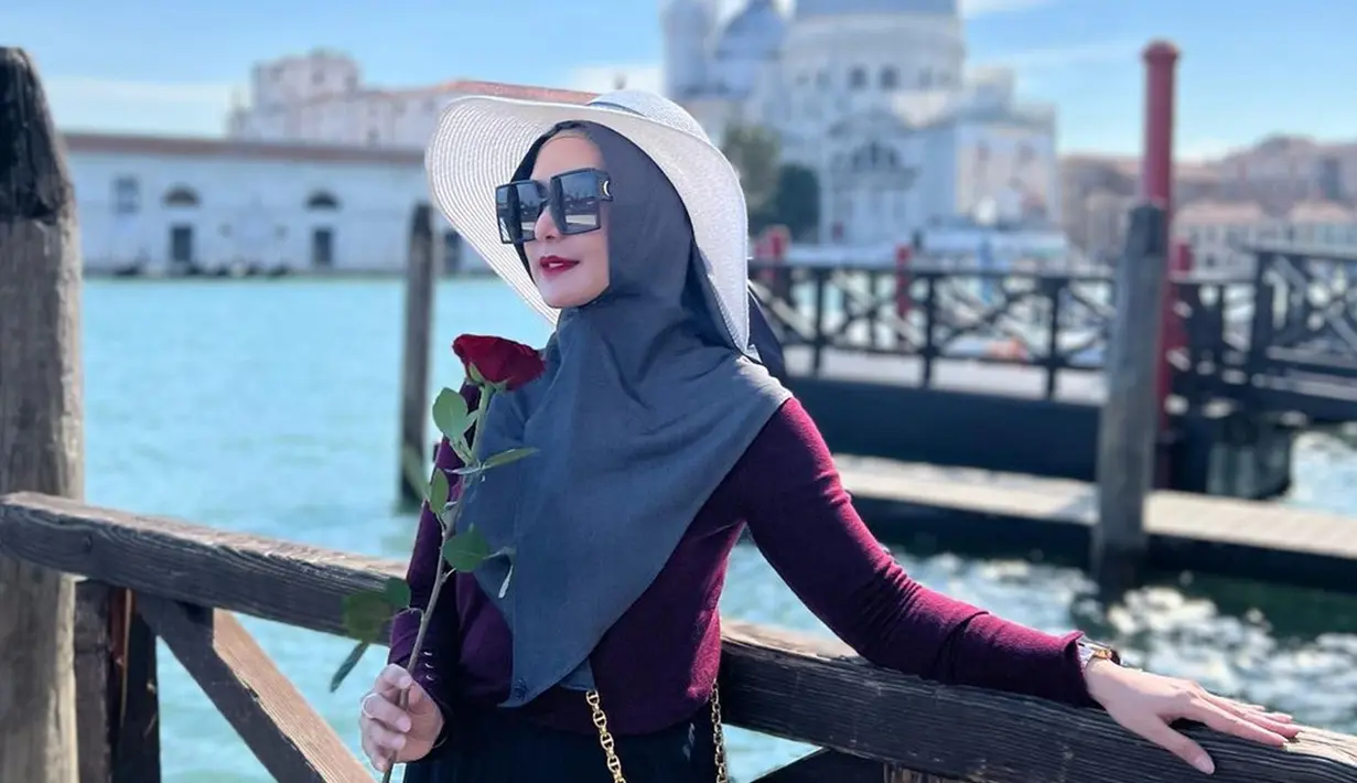 Meski jarang tampil di layar kaca, Eddies kerap membagikan aktivitasnya di sosial media. Termasuk saat melakukan traveling ke luar negeri. Gaya OOTD-nya begitu mencuri perhatian. Istri Ferry Setiawan ini terlihat awet muda di usianya sekarang yang sudah kepala empat. (Liputan6.com/IG/@eddiesadellia)