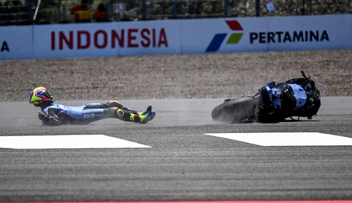 Pembalap Gresini Racing MotoGP asal Spanyol, Fermin Aldeguer, tergelincir keluar lintasan setelah terjatuh saat sesi latihan bebas menjelang Grand Prix MotoGP Indonesia di Sirkuit Internasional Mandalika, Mandalika, Jumat (9/10/2026). (SONNY TUMBELAKA/AFP)