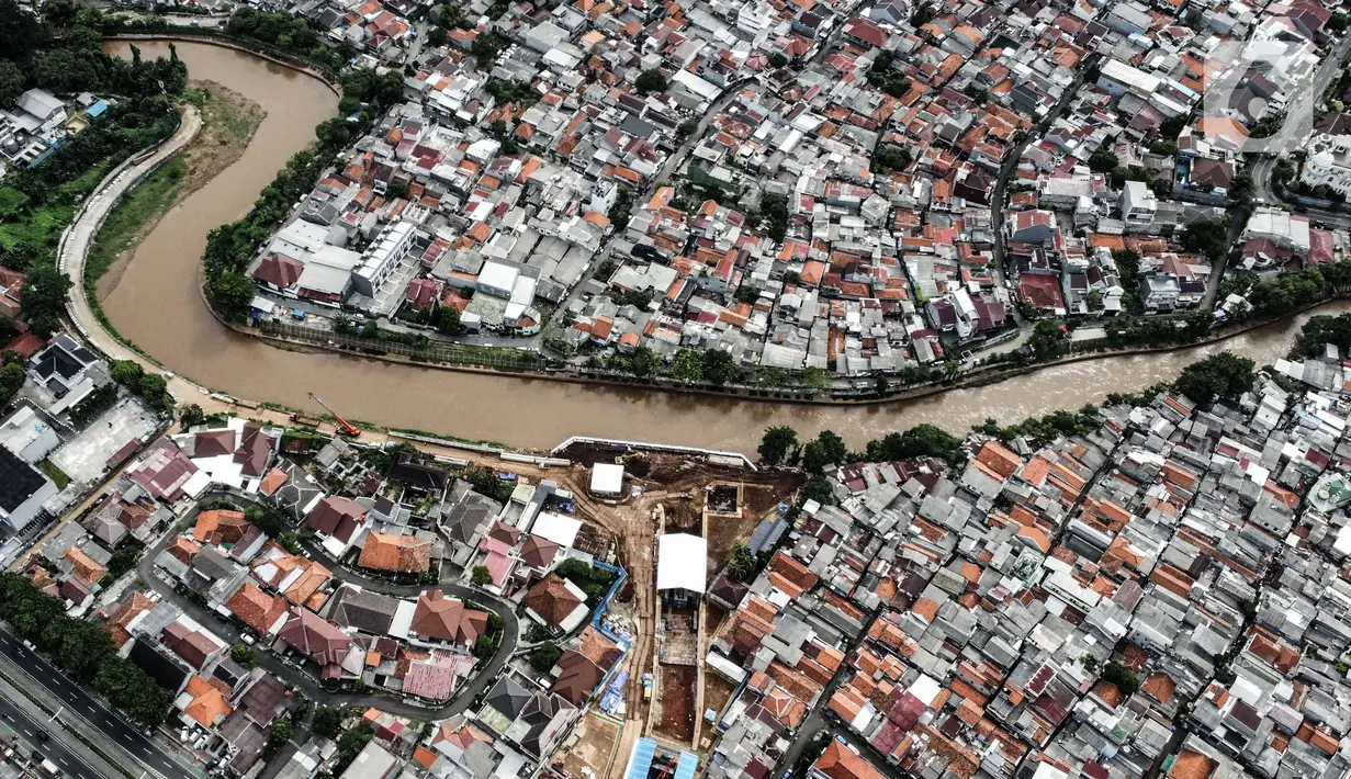 Pandangan udara aktivitas pembangunan Sodetan Kali Ciliwung di Bidara Cina, Kecamatan Jatinegara, Jakarta Timur, Rabu (26/10/2022). Proyek pembangunan Sodetan Kali Ciliwung-Kanal Banjir Timur (KBT) yang merupakan bagian dari program normalisasi sungai guna mengantisipasi banjir di Ibu Kota tersebut hingga kini terus dikerjakan. (merdeka.com/Iqbal S. Nugroho)