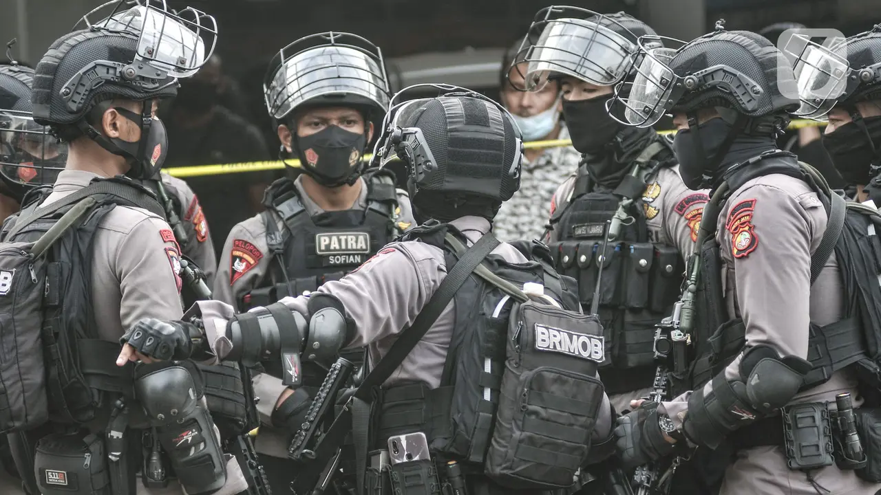 Tim Gegana Polri Amankan Barang Bukti di Rumah Milik Terduga Teroris