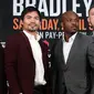 Manny Pacquiao dan Timothy Bradley berpose dengan pelatih mereka Freddie Roach dan Teddy Atlas saat konferensi pers pengumuman resmi pertarungan mereka di Beverly Hills, California, USA (19/1/2016). (AFP/CHRIS FARINA)