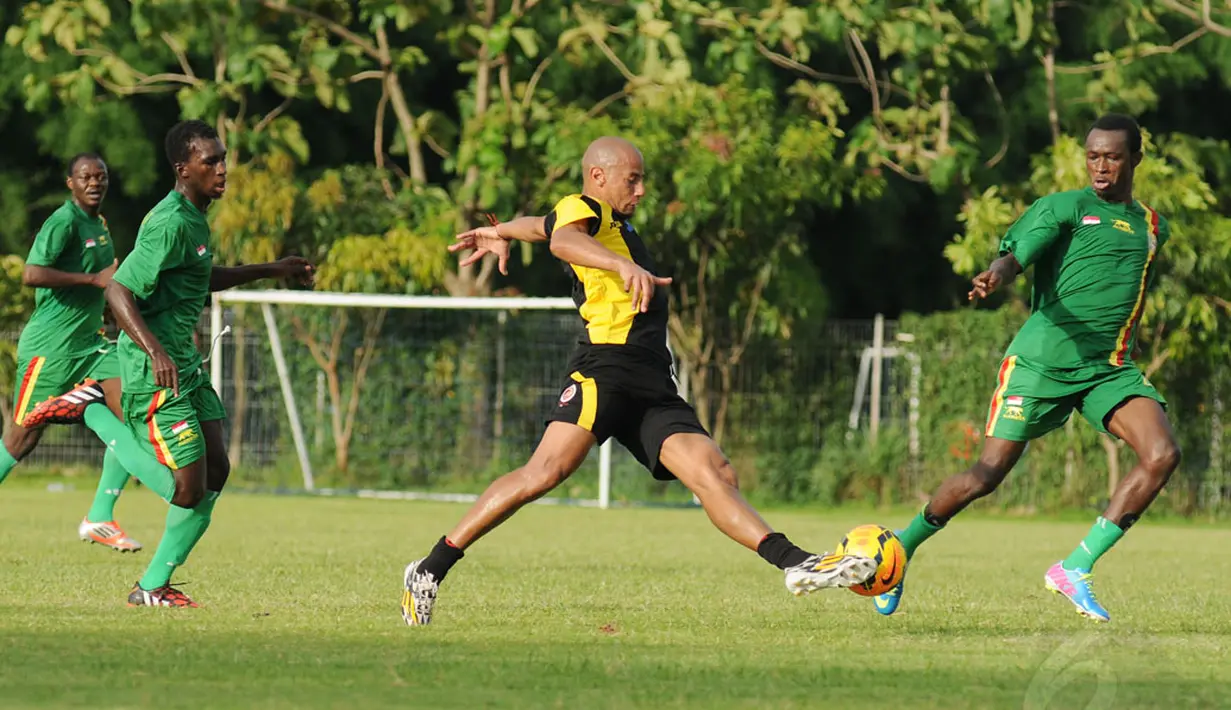 Pemain anyar Sriwijaya FC asal Uruguay, Christian Vaquero Abad (kedua dari kanan) berusaha mengecoh pemain Mali FC saat laga uji coba di Lapangan Soetasoma Halim Perdanakusuma, Jakarta (8/1/2015). Sriwijaya FC unggul 6-2 atas Mali FC. (Liputan6.com/Helmi 
