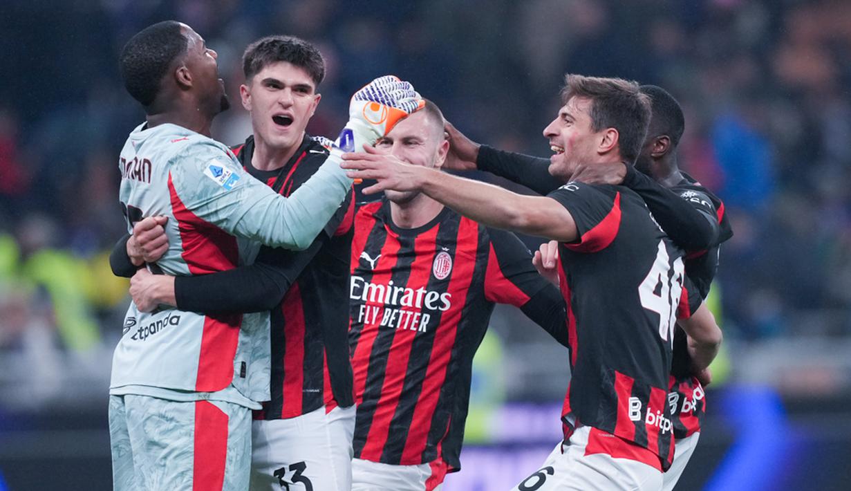 Para pemain AC Milan merayakan keberhasilan Mike Maignan menggagalkan tendangan penalti pemain Inter Milan, Hakan Calhanoglu, pada laga Italia di Stadion Giuseppe Meazza, Senin (2411/2025). (AP Photo/Antonio Calanni)