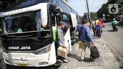 Penumpang turun dari bus setibanya di Terminal Kampung Rambutan, Jakarta TImur, Jakarta, Minggu (8/5/2022). Terminal Kampung Rambutan telah melewati puncak arus balik Lebaran 2022, yakni pada H+4. (Liputan6.com/Faizal Fanani)