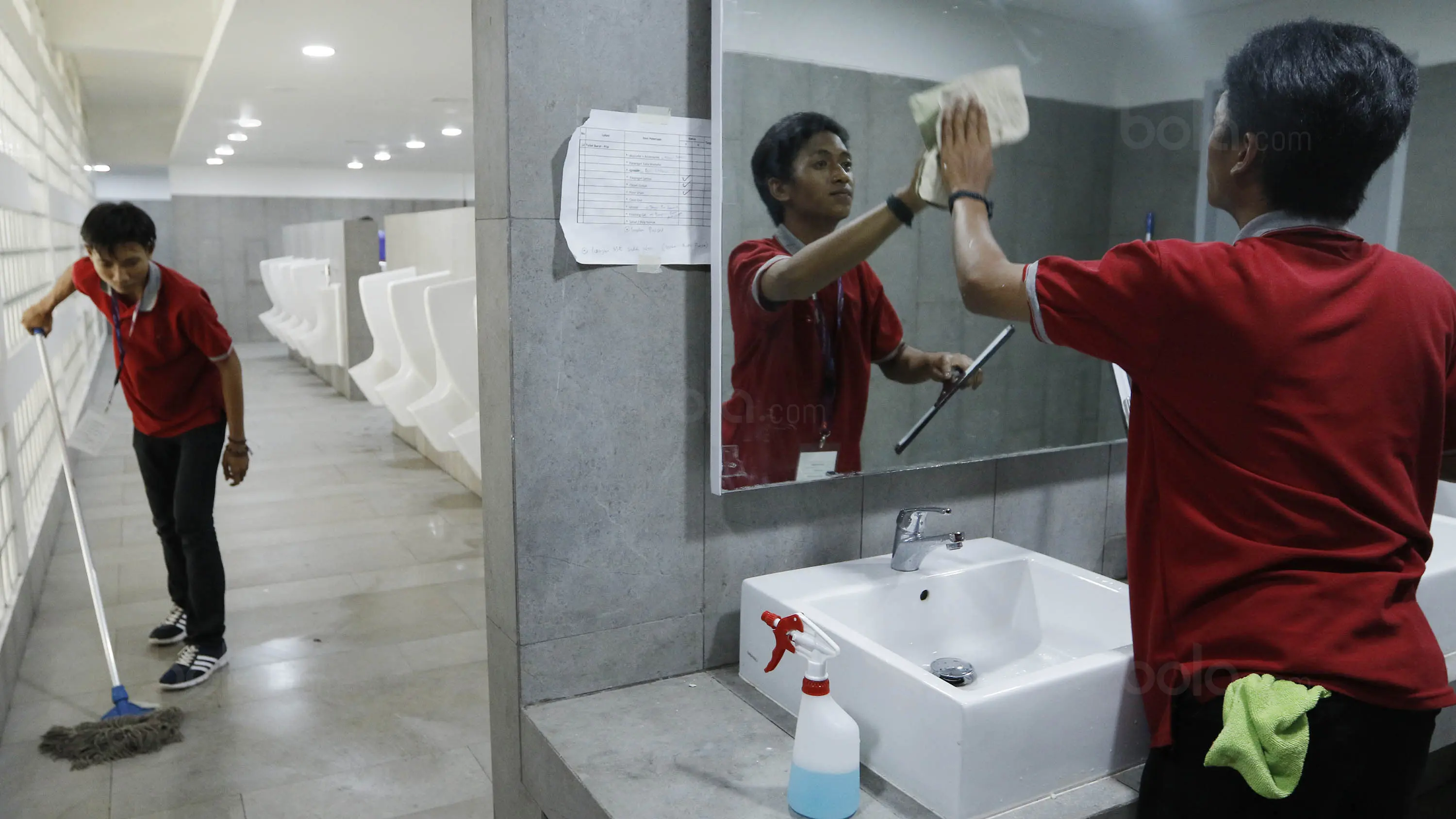 Petugas membersihkan toilet Istora Senayan, Jakarta, Minggu (28/1/2018). Renovasi Istora Senayan ini untuk menyambut Asian Games 2018 Indonesia. (Bola.com/M Iqbal Ichsan)
