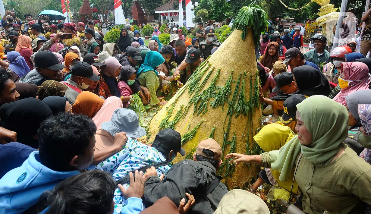 Kegiatan tumpengan juga bisa dimaknai sebagai ungkapan syukur kepada Tuhan Yang Maha Esa. (merdeka.com/arie basuki)