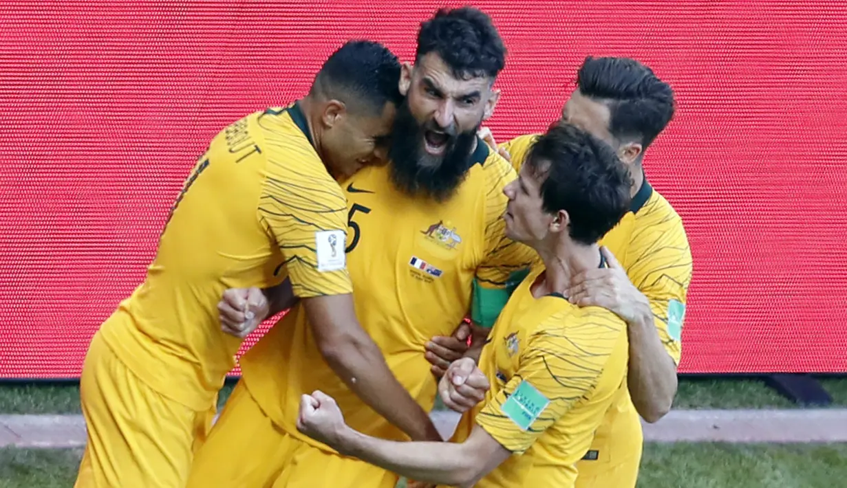Para pemain Australia merayakan gol yang dicetak oleh Mile Jedinak ke gawang Prancis pada laga Piala Dunia di Kazan Arena, Sabtu (16/6/2018). Prancis menang 2-1 atas Australia. (AP/Hassan Ammar)