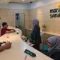 Petugas melayani nasabah di Bank Mandiri Syariah di Jakarta, Kamis (14/7). Sejumlah bank syariah mengaku siap menjadi bank persepsi, Jakarta, Kamis (14/7). (Liputan6.com/Angga Yuniar)