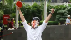 Gaya seorang aktivis yang tergabung dalam Koalisi Save KPK saat melakukan aksi di depan gedung KPK, Jakarta, Rabu (18/10). Aksi yang dibalut dengan parodi itu mendesak KPK menetapkan kembali Setya Novanto terkait kasus e-KTP. (Liputan6.com/Angga Yuniar)