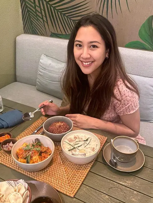 Mengenakan mini dress pink dengan rambut coklat panjang terurai saat makan, Sherina pun memerlihatkan kecantikan alaminya hanya mengaplikasikan lipstik. [@sherinamunaf]