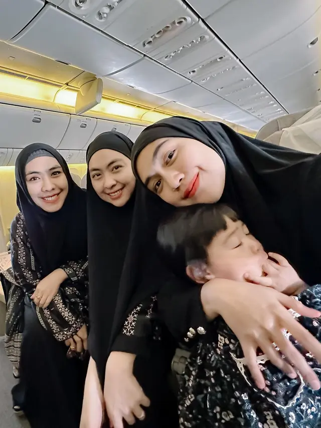 8 Potret Oki Setiana Dewi, Shindy Putri dan Ria Ricis Jalani Umroh Bareng, Selalu Kompak