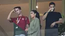 Georgina Rodriguez  menghadiri pertandingan babak 16 besar Piala Dunia Qatar 2022 antara Portugal dan Swiss di Stadion Lusail di Lusail, utara Doha (6/12/2022). Di laga ini, kekasihnya Ronaldo hanya bermain selama 17 menit. Dia tidak mencetak gol maupun assist. (AFP/Patricia De Melo Moreira)