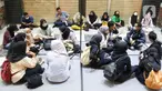 Warga menunggu untuk masuk pada acara Jakarta Job Fair 2023 di Plaza Semanggi, Jakarta, Selasa (30/5/2023). Suku Dinas Tenaga Kerja, Transmigrasi, dan Energi Jakarta Selatan mengadakan Jakarta Job Fair 2023. (Liputan6.com/Herman Zakharia)