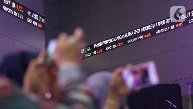 Layar pergerakan saham terlihat di BEI, Jakarta, Senin (30/12/2019). Pada penutupan IHSG 2019 ditutup melemah cukup signifikan 29,78 (0,47%) ke posisi 6.194.50. (Liputan6.com/Angga Yuniar)