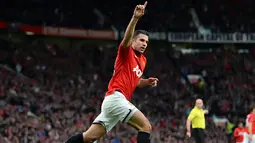 Robin van Persie berselebrasi setelah mencetak gol pertama pada pertandingan sepak bola Liga Inggris antara Manchester United melawan Stoke City di Old Trafford, Manchester, Sabtu (26/10/2013). (Foto: AFP/Andrew Yates)