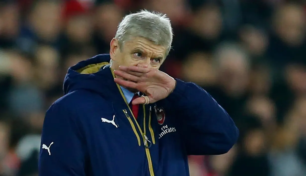 Manajer Arsenal, Arsene Wenger tampak sedih usai laga Southampton vs Arsenal di Stadion St Mary, Inggris, Sabtu (26/12/2015). Arsenal dihajar tuan rumah Southampton dengan skor telak 0-4. (Reuters / Eddie Keogh)
