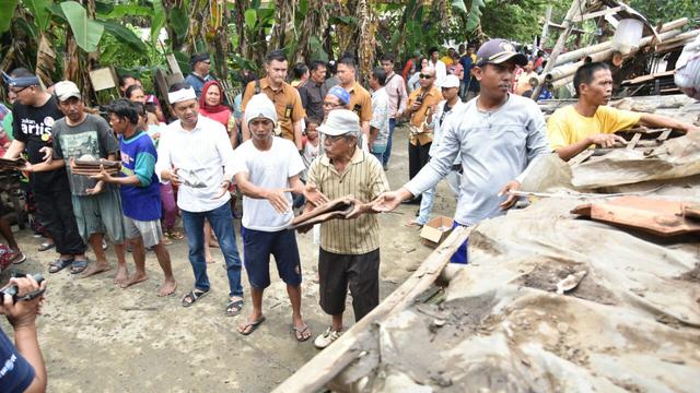 Dedi Mulyadi Robohkan Rumah Warga
