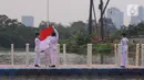 Anggota Paskibraka melakukan pengibaran bendera merah putih di Sungai Cisadane, Kota Tangerang, Banten, Kamis (28/10/2021). Pengibaran bendera merah putih yang di ikuti puluhan pemuda tersebut di lakukan untuk memperingati hari sumpah pemuda. (Liputan6.com/Angga Yuniar)