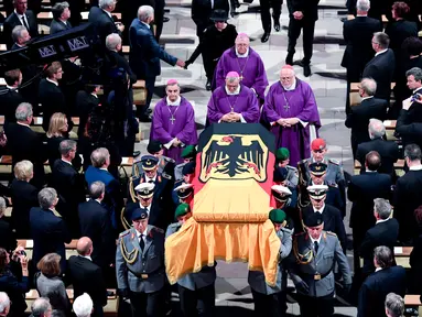 Tentara membawa peti jenazah mantan Kanselir Jerman Helmut Kohl setelah requiem di katedral Speyer, Jerman (1/7). Helmut Kohl, meninggal dunia pada usia 87 tahun. (Arne Dedert / Pool Photo via AP)