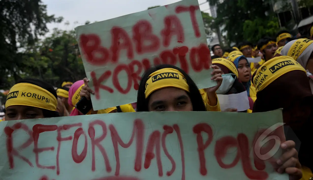 Ratusan mahasiswa UI menggelar aksi di kampus UI Salemba, Jakarta, Jumat (20/3/2015). Mereka mengultimatum dan mengumpulkan surat untuk Presiden Jokowi. (Liputan6.com/Johan Tallo) 