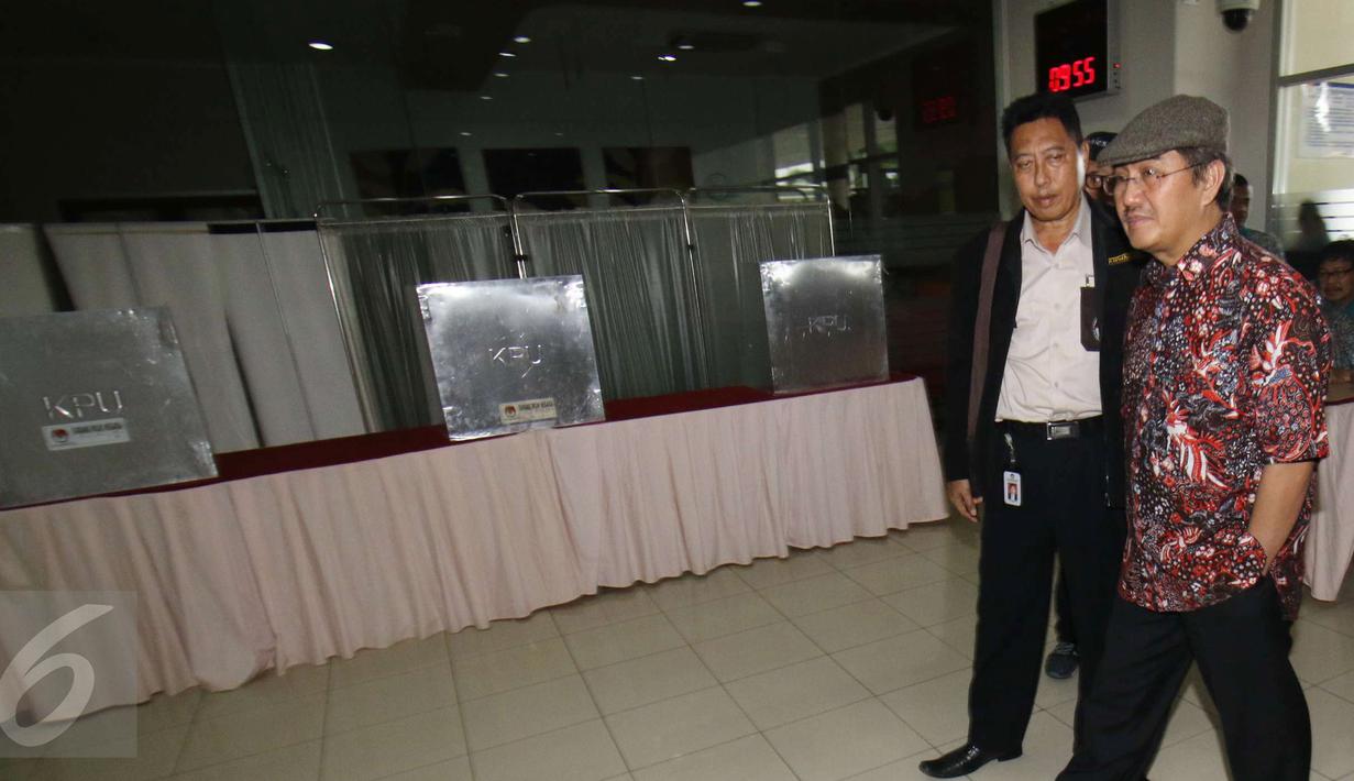 Ketua DKPP RI, Jimly Asshiddiqie bersama staffnya saat memantau Pilkada DKI 2017 di TPS 15 di Rumah Sakit Cipto Mangunkusumo (RSCM) Jakarta Pusat, Rabu (15/2). (Liputan6.com/Helmi Afandi)