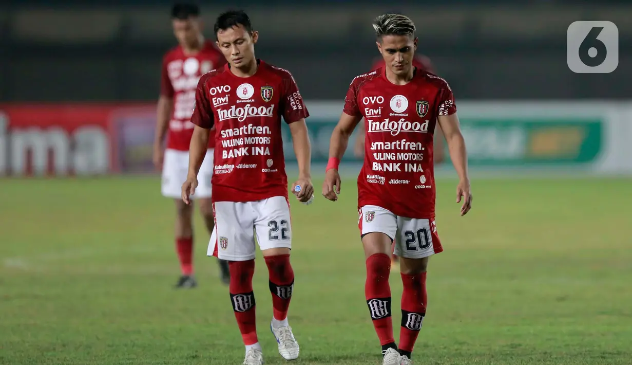 Ekspresi pemain Bali United,  Dias Angga Putra (kiri) dan Moh Sidik Saimima usai timnya dikalahkan PS Sleman melalui babak adu penalti dalam pertandingan perempat final Piala Menpora 2021 di Stadion Si Jalak Harupat, Bandung. Senin (12/4/2021). (Bola.com/Ikhwan Yanuar)
