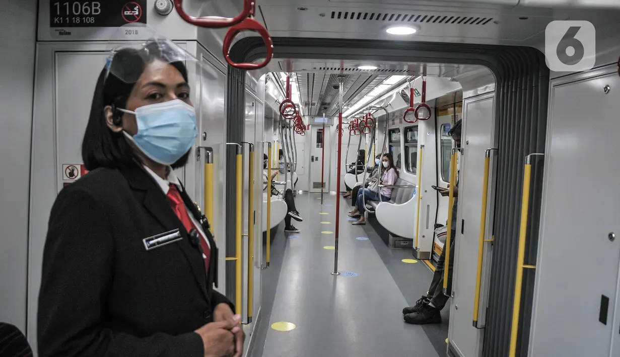 Seorang petugas berjaga di dalam Light Rail Transit (LRT) Jakarta di Rawamangun, Kamis (24/3/2022). Pemprov mengusulkan penetapan tarif integrasi transportasi Transjakarta, MRT dan LRT Jakarta untuk menghemat biaya perjalanan pengguna transportasi umum di Jakarta. (merdeka.com/Iqbal S Nugroho)
