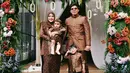 Pesona para mama di acara ini tak boleh dilewatkan. Aurel Hermansyah endiri ampil cantik penuh pesona dibalut kebaya cokelat dengan border floral emas yang mewah. Penampilannya dipadu dengan kain batik cokelat gelap sebagai rok dan selendang, serta hijab cokelat gelap yang serasi. [Foto: Instagram/attahalilintar]