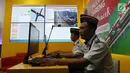 Petugas memantau CCTV jalur mudik di Posko Tingkat Nasional Angkutan Lebaran Terpadu 2019, Kantor Kemenhub, Jakarta, Selasa (28/5/2019). Posko tersebut diselenggarakan untuk memudahkan koordinasi antarinstansi dalam memantau arus mudik dan arus balik. (Liputan6.com/Angga Yuniar)