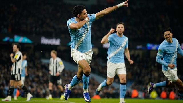 Pemain Manchester City Omar Marmoush merayakan gol yang dicetaknya pada laga semifinal Carabao Cup/Piala Liga Inggris antara Man City vs Newcastle