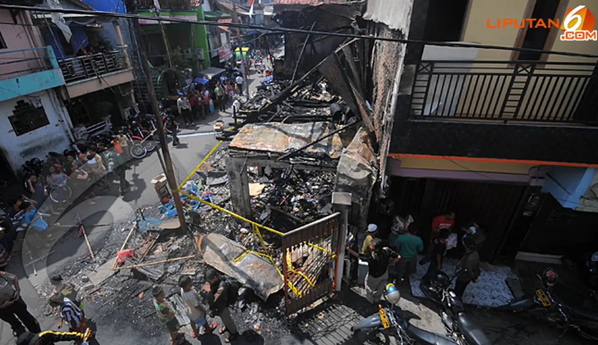 Rumah milik H Abdullah Amin dan Sundari itu terbakar akibat tawuran warga menggunakan petasan (Liputan6.com/Herman Zakharia)