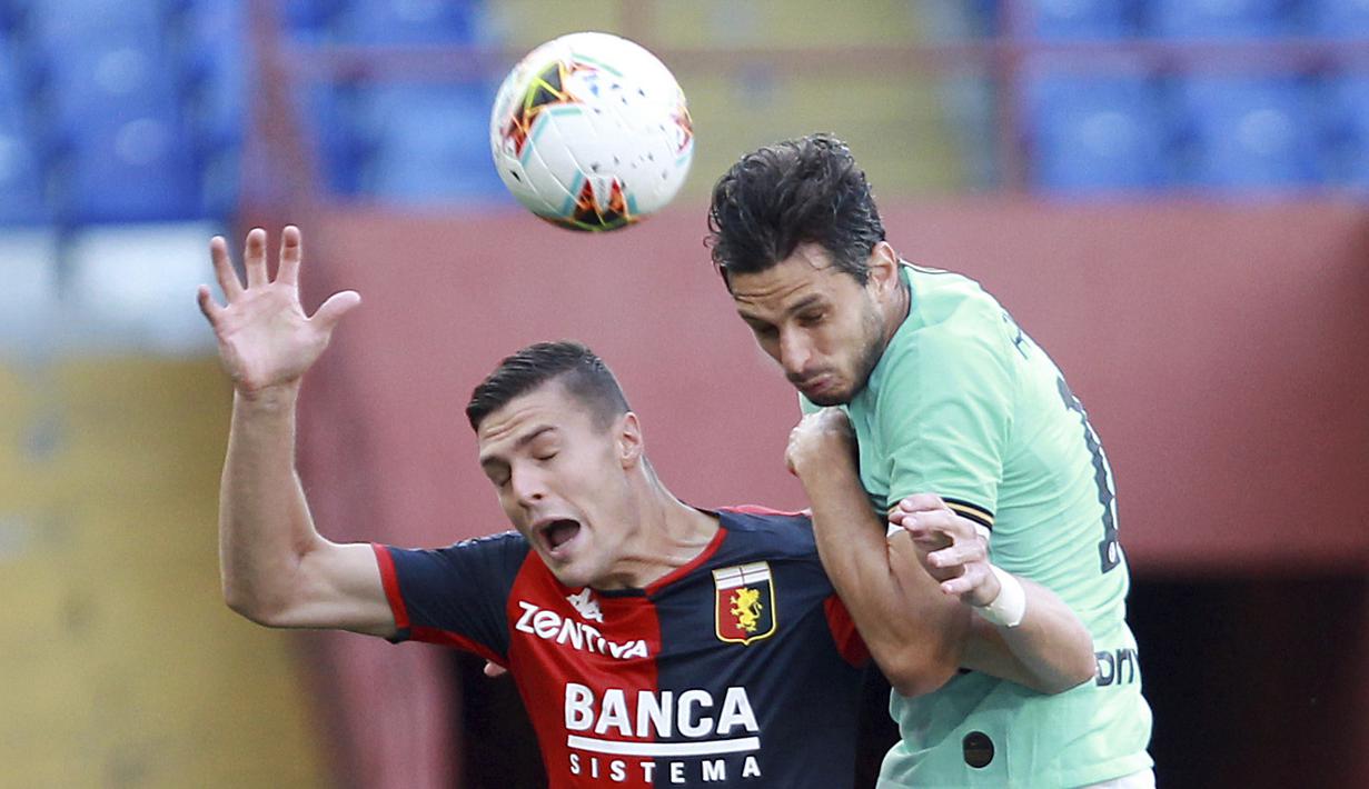 Bek Inter Milan, Andrea Ranocchia, duel udara dengan pemain Genoa, Andrea Favilli, pada laga Serie A di Stadion Luigi Ferraris, Sabtu (25/7/2020). Inter Milan menang 3-0 atas Genoa. (Tano Pecoraro/LaPresse via AP)