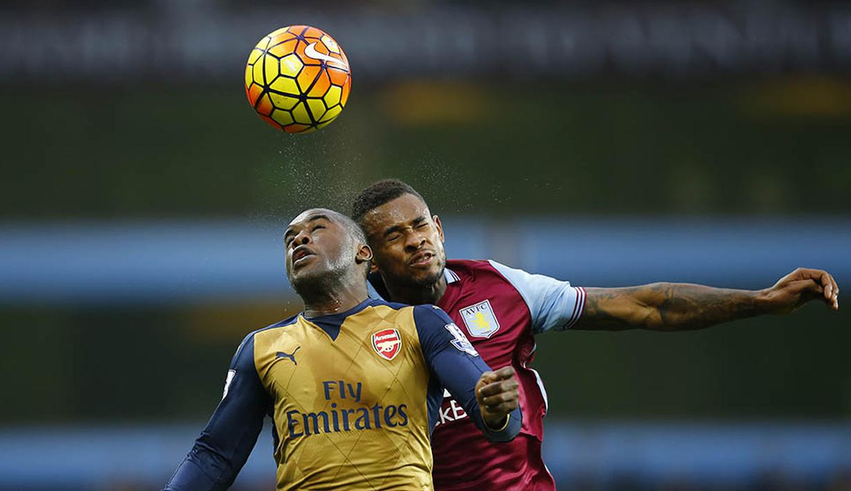 Pemain Arsenal, Joel Campbell, duel udara dengan pemain Aston Villa, Leandro Bacuna, pada laga Liga Premier Inggris di Stadion Villa Park, Inggris, Minggu (13/12/2015). (Reuters/Darren Staples)