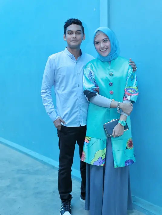 Setelah keluarga besar sudah saling ketemu, pasangan kekasih ini dalam waktu dekat akan melangsungkan janji suci pernikahan. (Adrian Putra/Bintang.com)