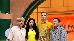 Hebohnya hubungan Lucinta Luna dan Alan yang sudah tunangan membuat mereka juga diundang oleh progam TV. Progam TV yang dipresenteri Caren Delano dan Nassar turut mengabadikan momen bersama. Alan terlihat keren dengan batik kuning. (Liputan6.com/IG/lucintaluna_manjalita)
