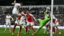 Kiper Arsenal, David Raya berusaha mementahkan bola hasil sundulan pemain Tottenham Hotspur, Cristian Romero pada laga lanjutan Liga Inggris 2023/2024 di Tottenham Hotspur Stadium, London, Inggris, 28 April 2024. (AFP/Ben Stansall)