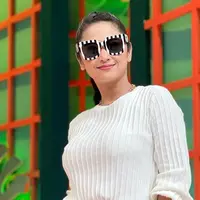 Tampil dengan busana berwarna putih, Dewi Perssik terlihat melengkapi penampilannya menggunakan kacamata hitam. Frame besar berwarna hitam putih pada kacamata ini pun menarik perhatian netizen. (Liputan6.com/IG/@dewiperssikreal.new)