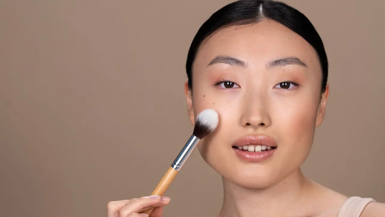 Makeup untuk Tampilan Natural yang Segar (photo by freepik)