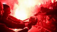 Penyerang Paris Saint-Germain asal Prancis, Ousmane Dembele, merayakan kemenangannya bersama para pendukung setelah menerima penghargaan Ballon d'Or di penghujung acara penghargaan Ballon d'Or 2025 di luar Theatre du Chatelet, Paris, Selasa (23-9-2025) dini hari WIB. (FRANCK FIFE/AFP)