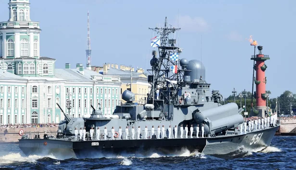 Sejumlah pelaut berjajar rapi di dek saat kapal perang Rusia berlayar selama parade Hari Angkatan Laut di Sungai Neva, Saint Petersburg, Rusia, Minggu (29/7). (AP Photo/Dmitri Lovetsky)
