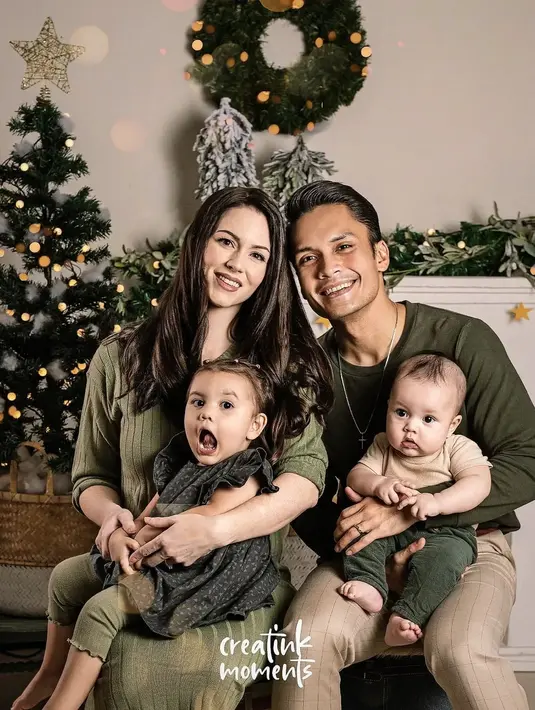 Sementara dua anak mereka mengenakan baju nuansa hijau dan coklat muda senada. [Foto: IG/@creatinkmoments]