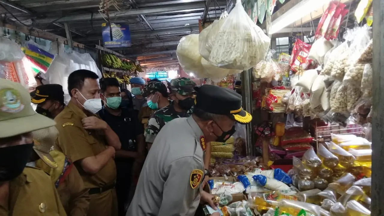 Kapolres Metro Bekasi Kota, Kombes Pol Hengki bersama jajaran TNI dan Pemkot Bekasi melakukan sidak ke Pasar Bantargebang untuk mengendalikan harga minyak goreng curah