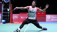 Tunggal putra Indonesia Jonatan Christie mencoba mengembalikan bola saat menghadapi andalan tuan rumah Kento Momota di final Japan Open 2019, Minggu (28/7/2019). (foto: PBSI)