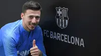 5.Clement Lenglet (Barcelona) - Sempat dianggap terlalu mahal saat dibeli La Blaugrana dari Sevilla dengan harga 35 juta euro. Namun permainannya terus berkembang dan menjelma menjadi bek andalan bagi Barca dengan mencatatkan 22 penampilan di liga. (AFP/Lluis Gene)