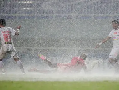 Laga pekan ke-6 BRI Liga 1 2021/2022 antara Persiraja Banda Aceh melawan Persija Jakarta di Stadion Pakansari Bogor sempat dihentikan pada menit ke-11 akibat hujan deras. Usai hujan reda, laga kembali dilanjutkan dan skor masih 0-0 hingga babak pertama usai. (Bola.com/M Iqbal Ichsan)