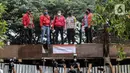 Penyidik Bareskrim Polri menyegel rumah yang diduga milik Indra Kesuma atau Indra Kenz di Cluster Narada Sutera Alam Sutera, Serpong Utara, Tangerang Selatan, Jumat (18/3/2022). Bareskrim Polri terus mengejar aliran dana Indra Kenz dalam kasus investasi bodong dan penipuan. (Liputan6.com/JohanTallo)